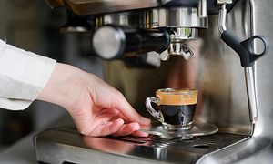 Kaffemaskin som brygger kaffe