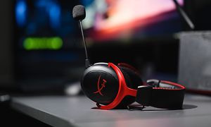HyperX gaming headset på ett bord