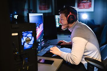 Man spelar på stationär gamingdator