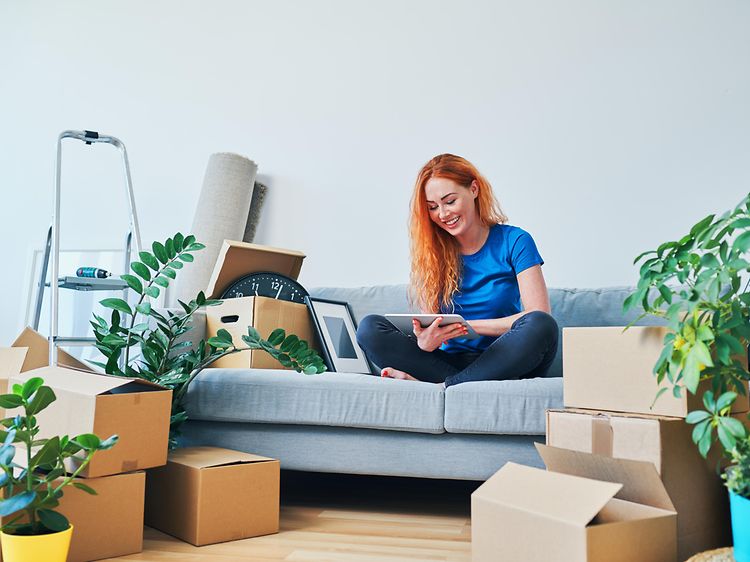 SDA-Young woman sitting in a couch