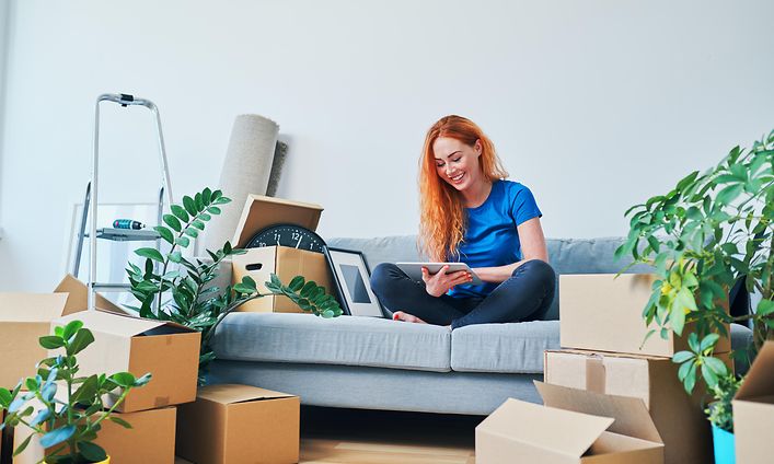 SDA-Young woman sitting in a couch