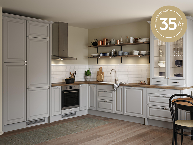 Full Epoq Heritage Light Grey kitchen with warranty logo in Swedish