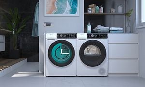 Två tvättmaskiner från Hisense bredvid varandra i en tvättstuga