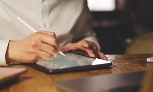 Person använder en stylus penna på en surfplatta