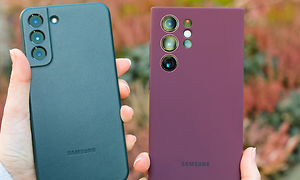 Galaxy S22 - Grönt läder och S22 Ultra Bourgogne silikonfodral (1600x600)