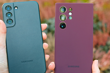 Galaxy S22 - Grönt läder och S22 Ultra Bourgogne silikonfodral (1600x600)