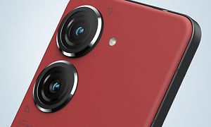 Närbild av dubbelkamera-systemet på en Zenfone 9 i färgen Sunset Red 