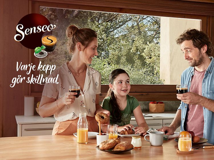 En familj som äter frukost och Senseo logotyp
