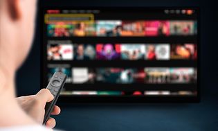 TV - Man väljer filmer på streamingtjänst