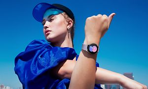 Tjej med Galaxy Watch5 på armen