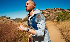 Man med en Galaxy Watch5 Pro på armen