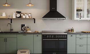 EPOQ - K22 - Kitchen - Trend Sage - Green - Lamp pendants - Decor Shelves - Black Cooker Hood - Black Smeg Stove - Glass Cabinet