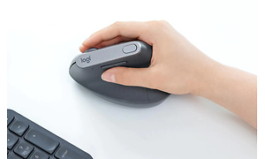 Hand som håller i en sladdlös datormus med ergonomiska egenskaper.