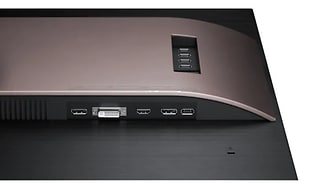 Anslutningsportar på baksidan av bildskärmen för exempelvis USB och HDMI. 