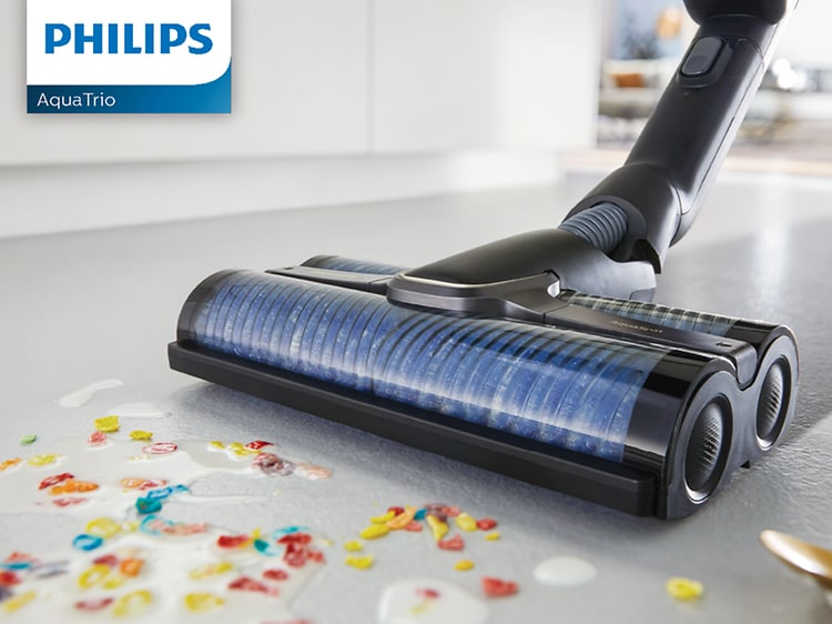 Philips AquaTrio skaftdammsugare som rengör golvet