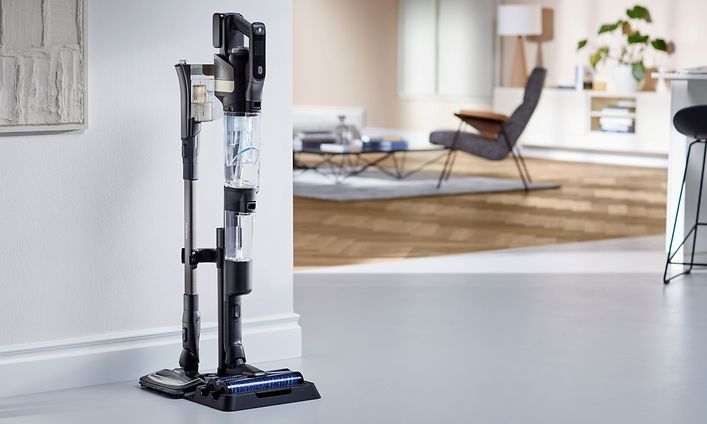 Philips AquaTrio skaftdammsugare vid en förvaringsstation