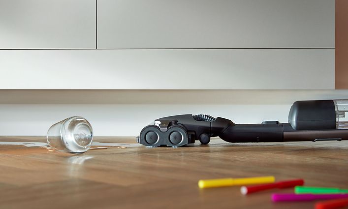 Philips AquaTrio-munstycke som rengör under ett skåp