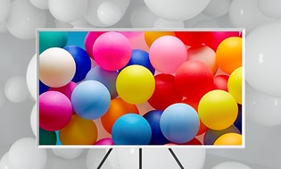 Samsung-TV som visar färgglada ballonger mot en bakgrund med bara vita ballonger