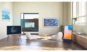 The Frame på en vägg i ett vardagsrum med två andra Samsung-TV-skärmar som står på golvet samt en The Freestyle som projicerar