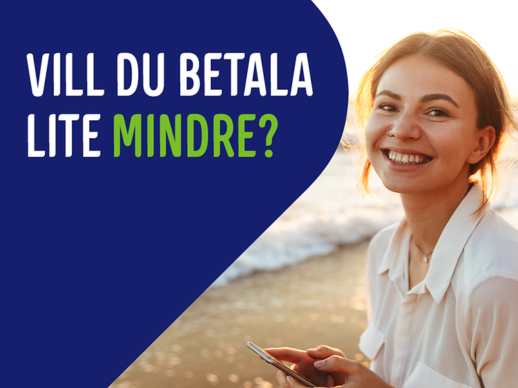 Leende ung kvinna på en strand som håller smartphone samt texten Vill du betala lite mindre?