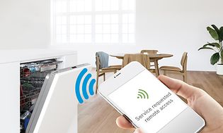 Diskmaskin som ansluter till Home Connect-appen på en smartphone