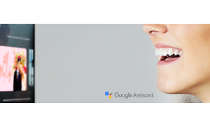 Google assistant och närbild av en kvinnas mun som ler