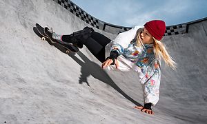 XR motion - en tjej på skateboard i fart i en skateramp