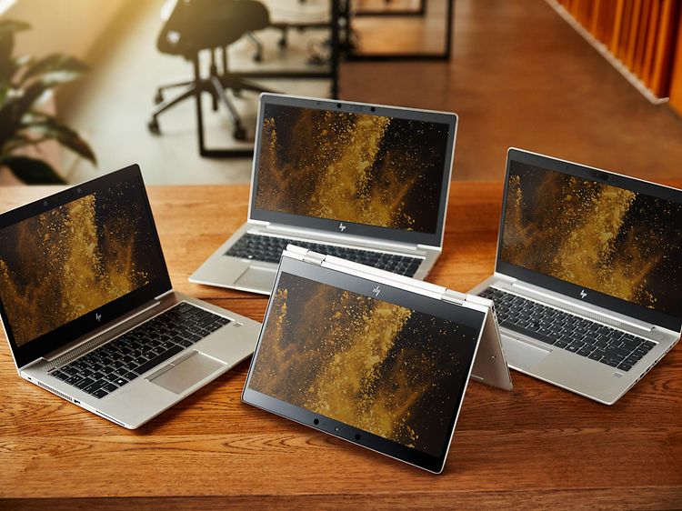 Flera olika laptops uppställda på ett bord