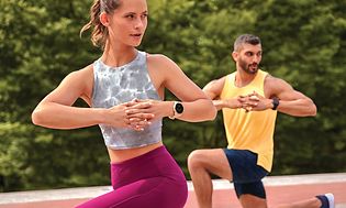 Garmin Venu 2 Plus på en kvinna och en man som gör yoga