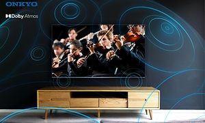 TCL-TV som visar en stråkorkester och illustration av Onkyo ljudsystem med Dolby Atmos i ett vardagsrum