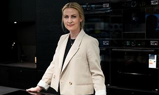 Inredningsexpert och senior designer Ingvill Greve Hermansen på Epoq står framför ett Epoq-kök i en butik