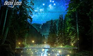 TV-skärm som ser ut att smälta ihop med bakgrunden i skog med en tjärn och natthimmel med stjärnor