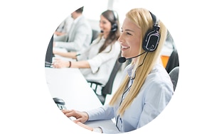 CS -Support- Woman at call center