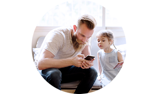 CS -Support- Man and little girl looking at a phone