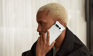 Man pratar med Pixel-telefon