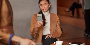 Kvinna som tittar på en Pixel-telefon
