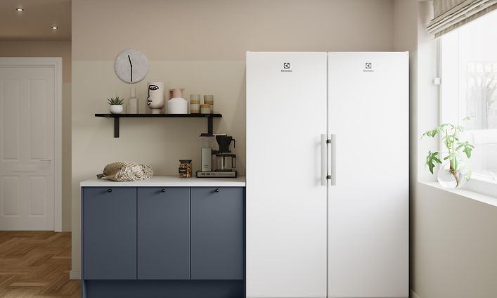 Blått EPOQ kök i serien Trend BlueGrey med vit kyl och frys och vit laminat bänkskiva.
