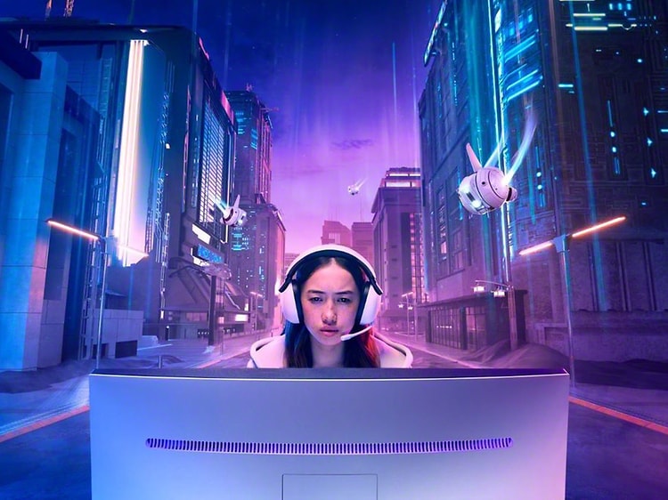 Kvinna som spelar med hörlurar med en virtuell stad bakom sig
