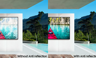Jämförande bilder med en TV-skärm på en vägg vid en pool med solsken där en inte har och en har antireflektion