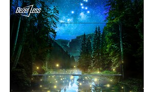TV-skärm som ser ut att smälta ihop med skogen och sjön under stjärnfylld natthimmel i bakgrunden 