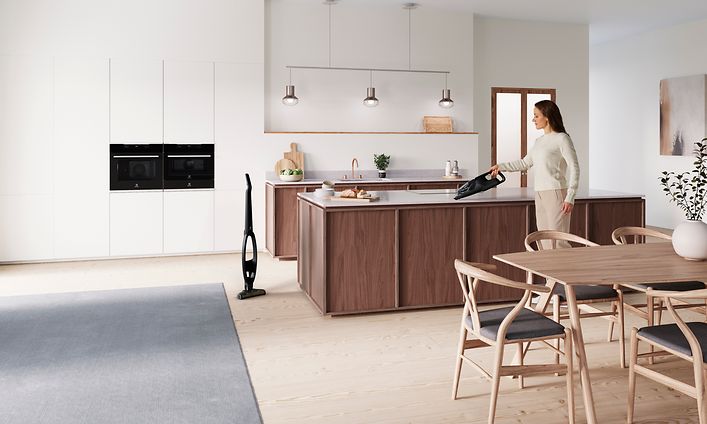 Skaftdammsugare från Electrolux i ett vardagsrum.