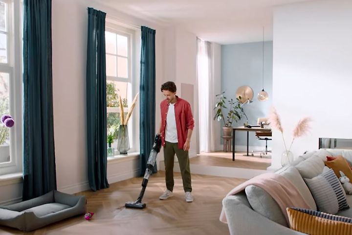 En man städar med Philips AquaTrio.