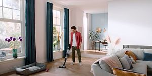 En man städar med Philips AquaTrio.