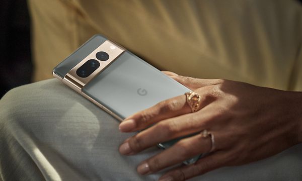 Person som håller i en Pixel-telefon