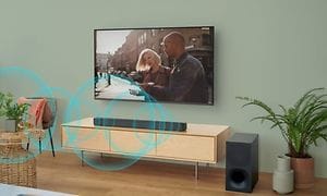 Soundbar på en TV-bänk med illustrerade ljudvågor som strömmar ut ur den under en TV-skärm som visar en scen från en film