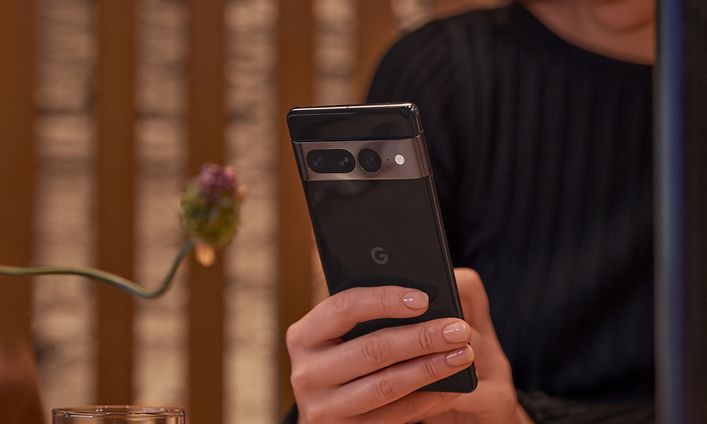 Kvinna som håller en Pixel-telefon