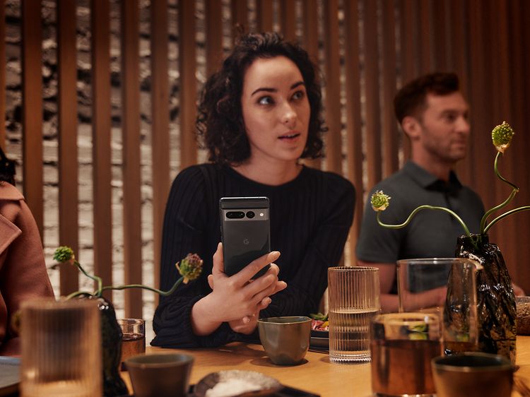Kvinna på restaurang med Pixel-telefon