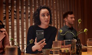 Kvinna på restaurang med Pixel-telefon