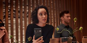 Kvinna på restaurang med Pixel-telefon