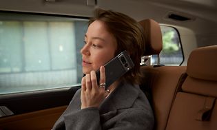 Kvinna med Pixel-telefon i en bil